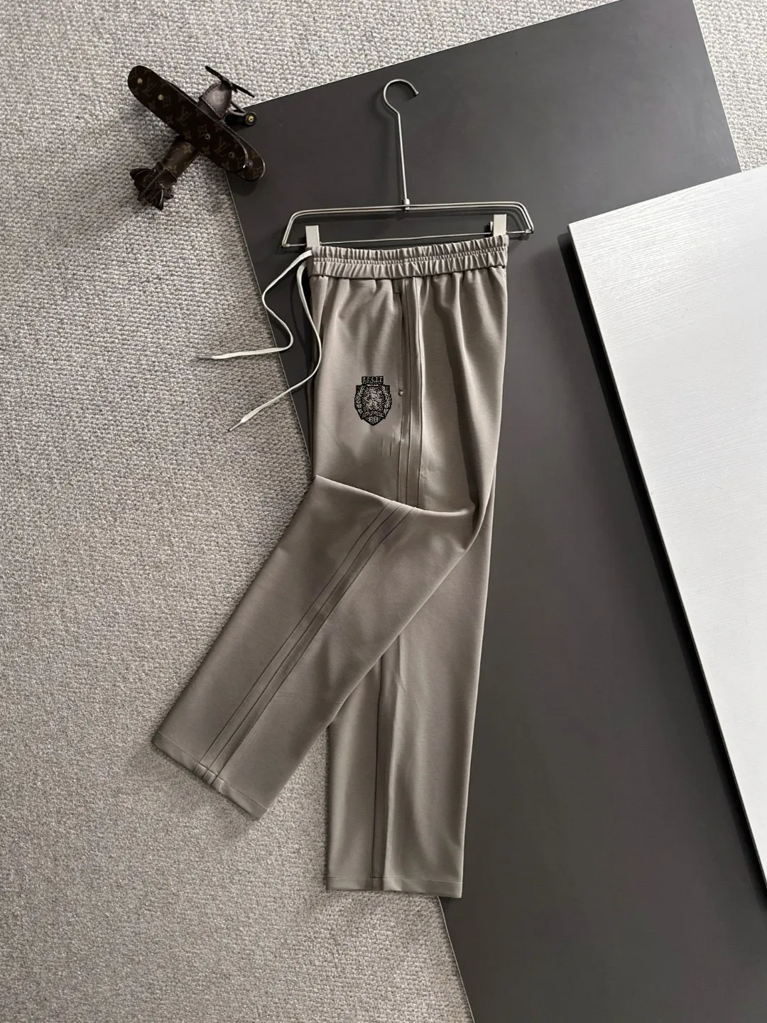 P150， 🐎 🆕2026 New Arrival ！ Classic LOGO ， ， ， 。 ， 。 ：Black Dark Gray Size：29-36